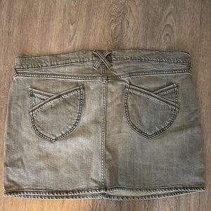 Old Navy brand ladies skirt with 2 pockets on front & 2 in back. Color is gray.